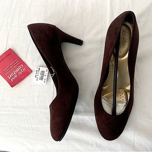 NWT DexFlex Brown Faux Suede Heels | W 6.5